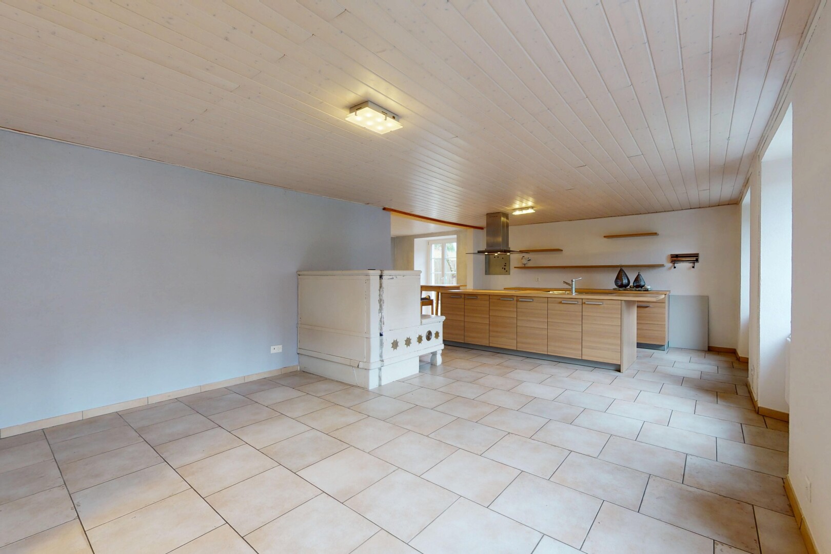 cuisine avec lumière naturelle, natural light, plinthes murales, baseboards wall, et plans de travail