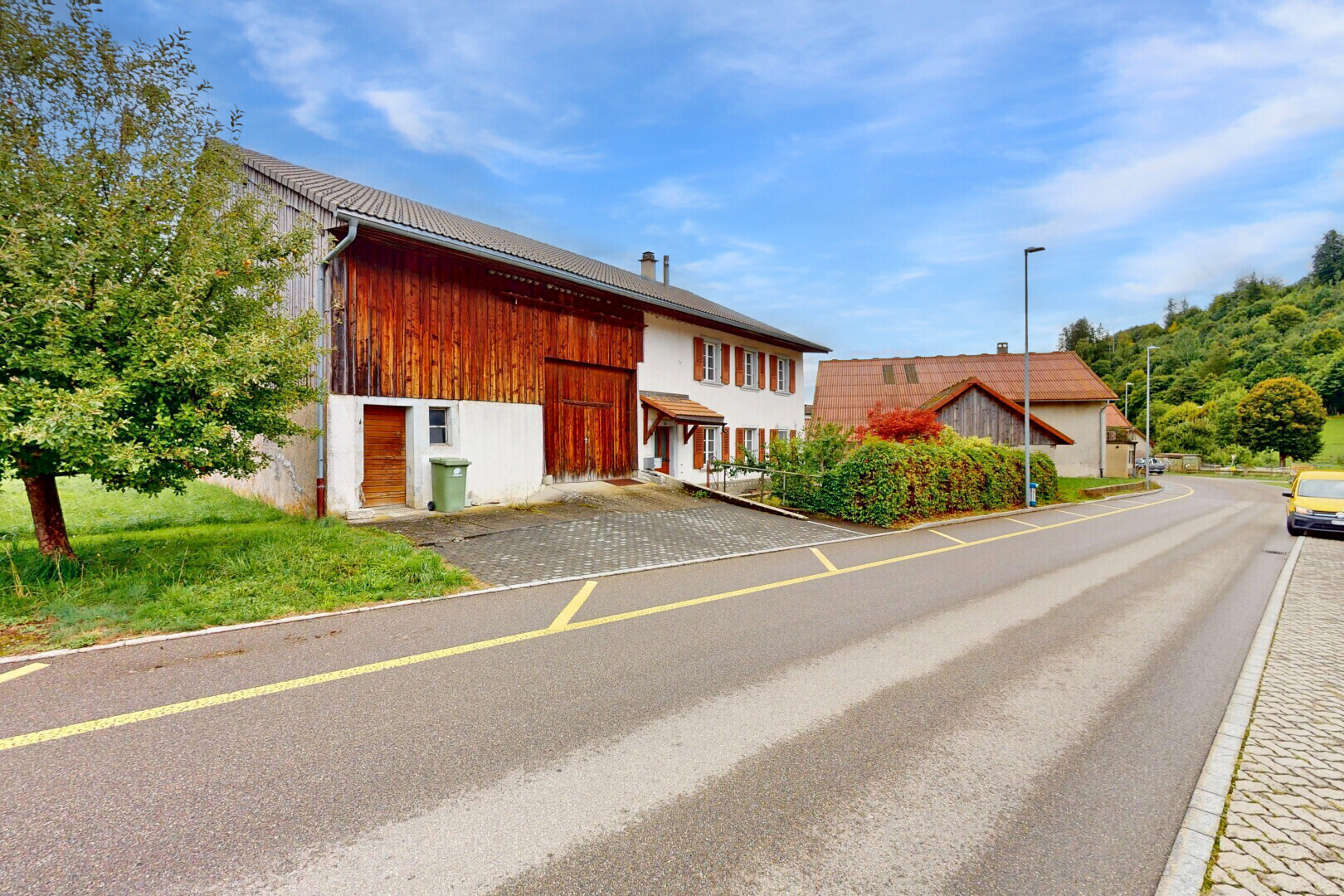 façade avec bardage vertical, day time, property visible, et bardage en bois