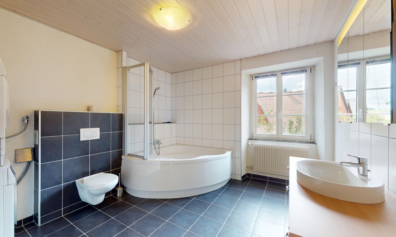 salle de bains avec mur en carrelage, tile wall, salle de bain complète, sol en carrelage, et tile floor