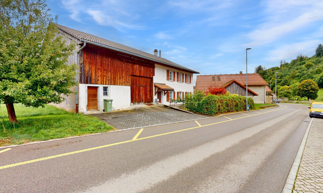 façade avec bardage vertical, day time, property visible, et bardage en bois