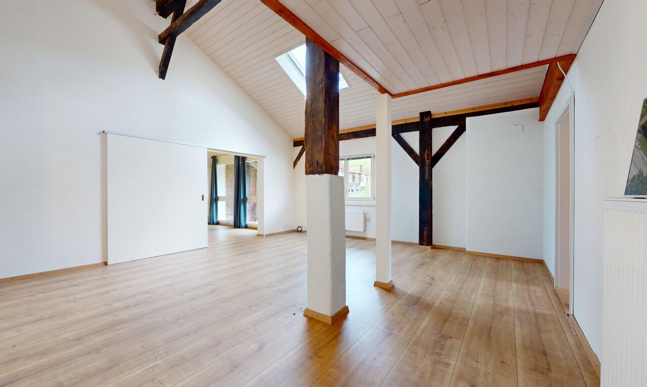 pièce vide avec natural light, lumière naturelle, wood finish floor, sol en finition bois, et drywall