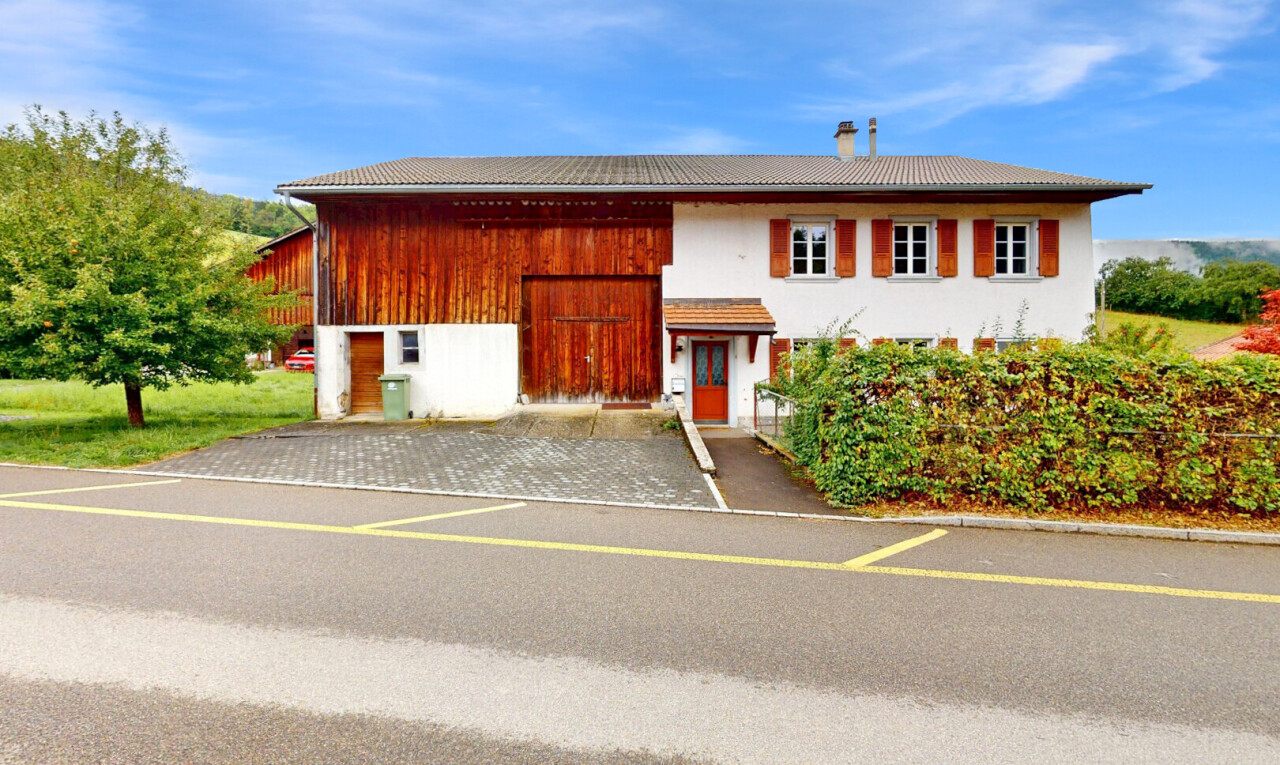 façade avec day time, property visible, bardage vertical, toit en tuiles, et structure extérieure