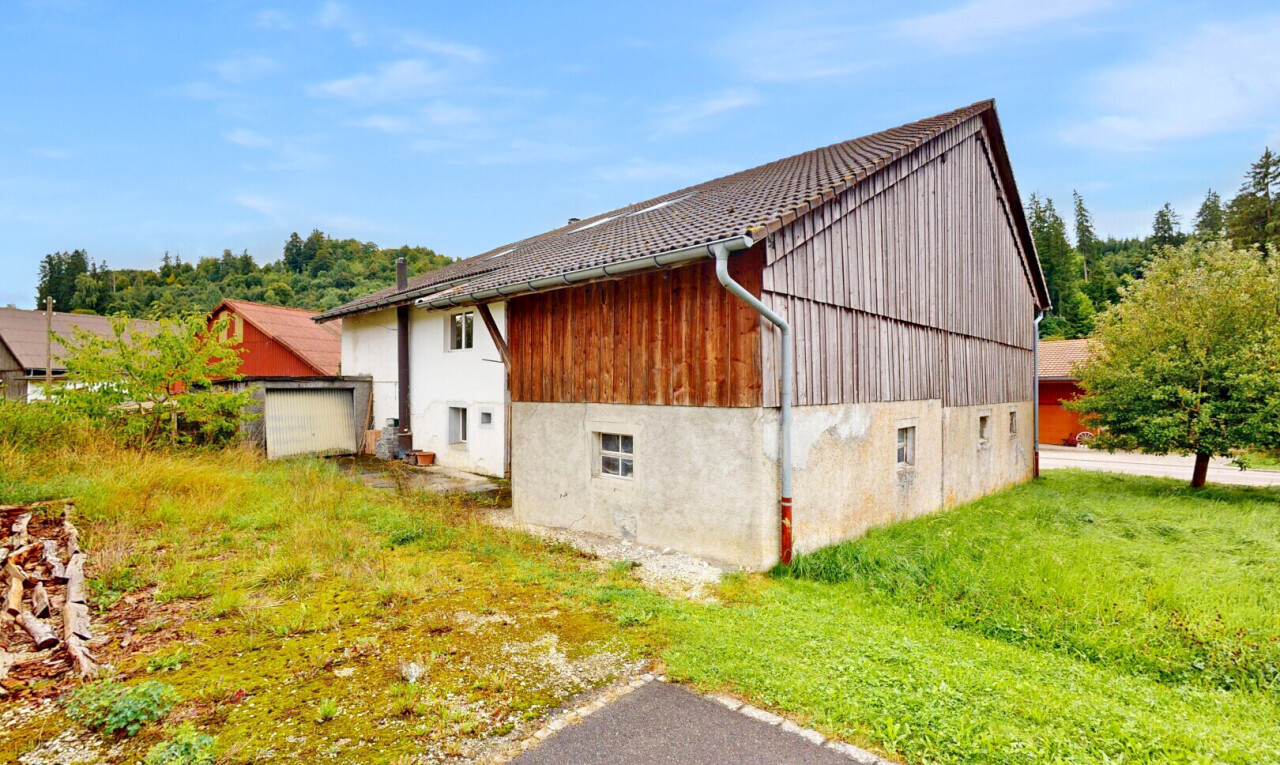 façade avec bardage vertical, fondation en béton, day time, property visible, et bardage en bois