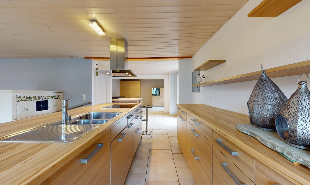 cuisine avec étagères ouvertes, cloison sèche, drywall, hotte, et inside property
