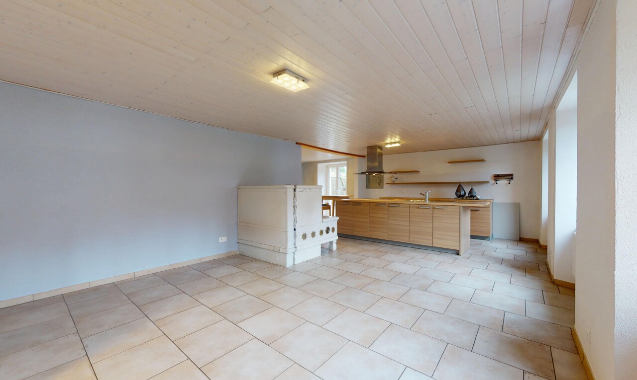 cuisine avec lumière naturelle, natural light, plinthes murales, baseboards wall, et plans de travail