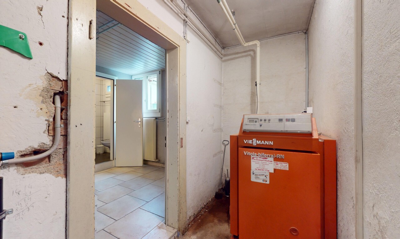 buanderie avec natural light, lumière naturelle, inside property, sous-sol, et radiateur