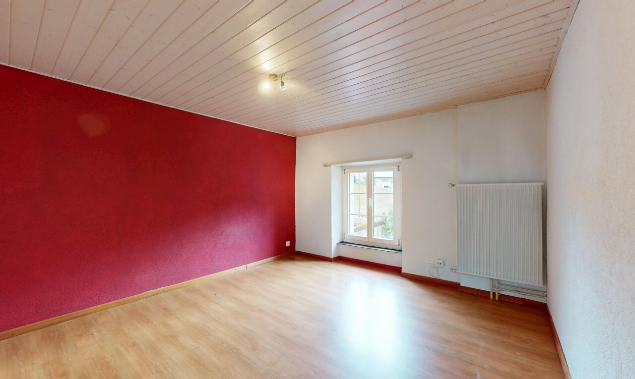 pièce vide avec radiateur, lumière naturelle, natural light, sol en finition bois, et wood finish floor