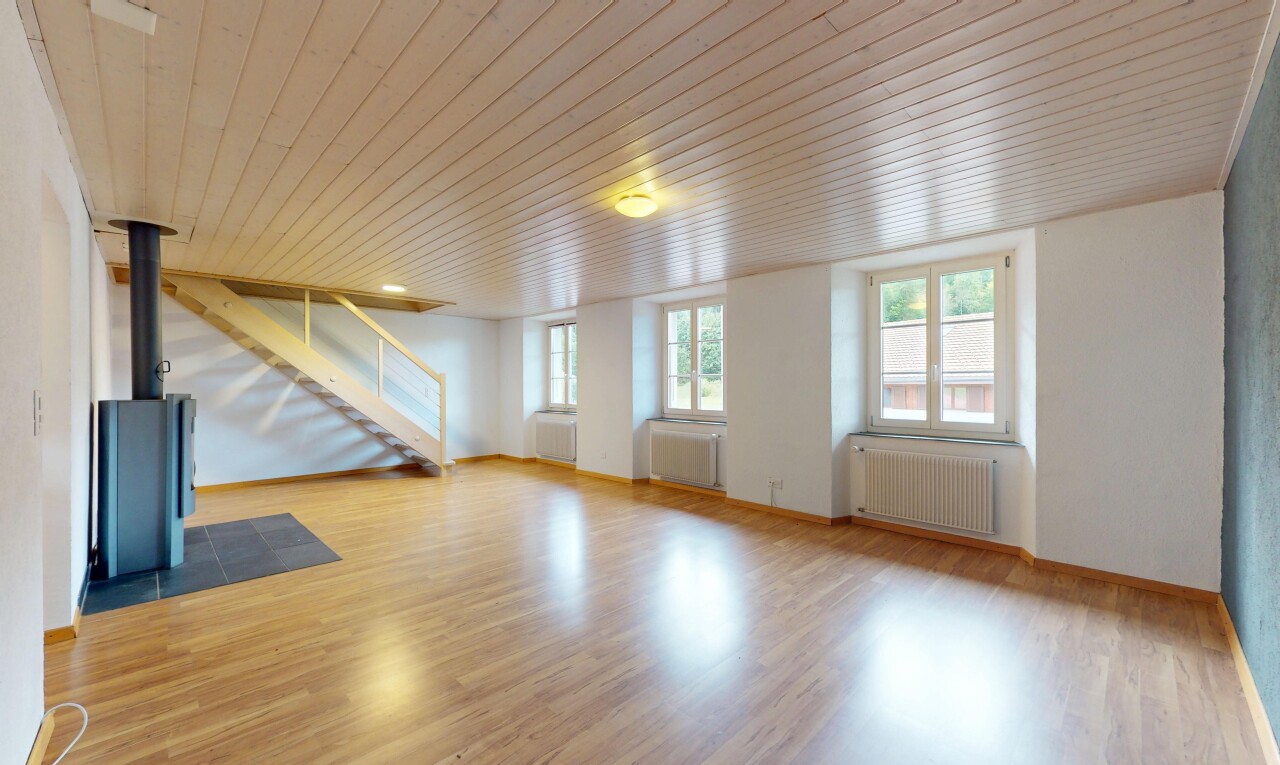 pièce vide avec sol en finition bois, wood finish floor, radiateur, escaliers, et plafond en bois