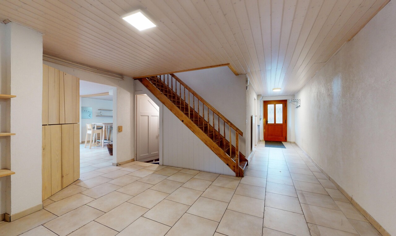 couloir avec escaliers, natural light, lumière naturelle, inside property, et wood ceiling