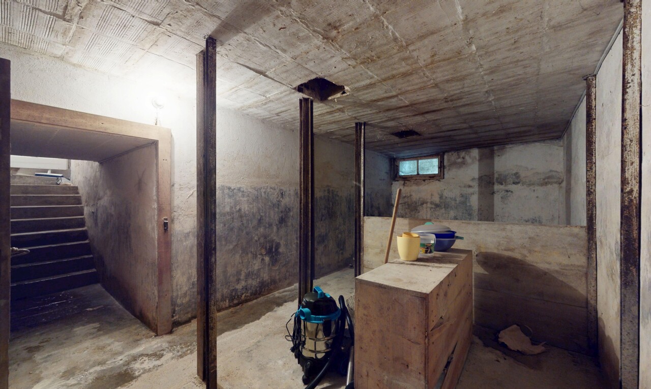 salle de bains avec unfinished concrete floor, inside property, sol en béton, concrete floor, et sous-sol