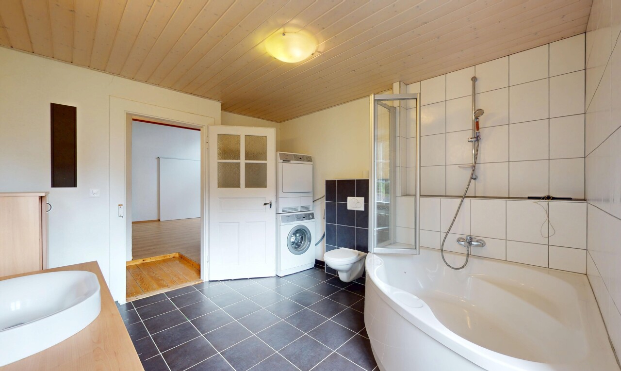 salle de bains avec salle de bain complète, sol en carrelage, tile floor, mur en carrelage, et tile wall
