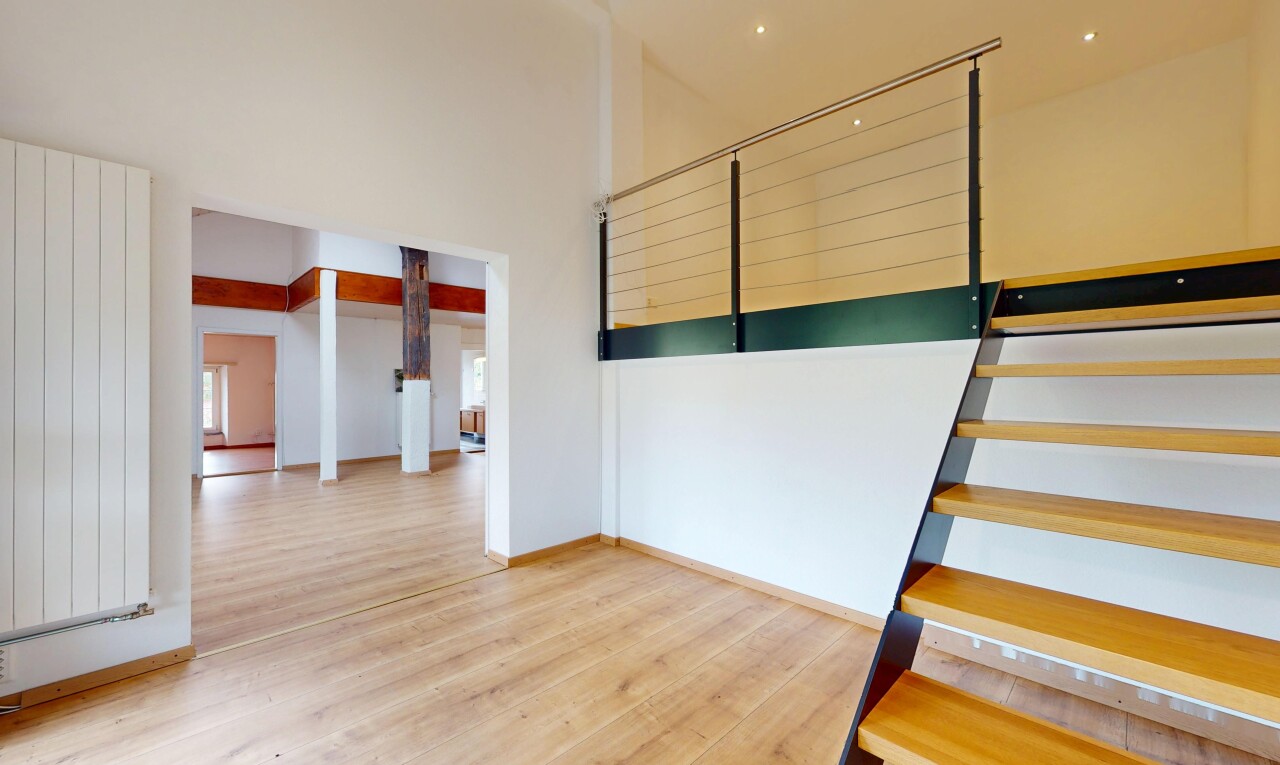 pièce vide avec sol en finition bois, wood finish floor, cloison sèche, drywall, et plinthes murales