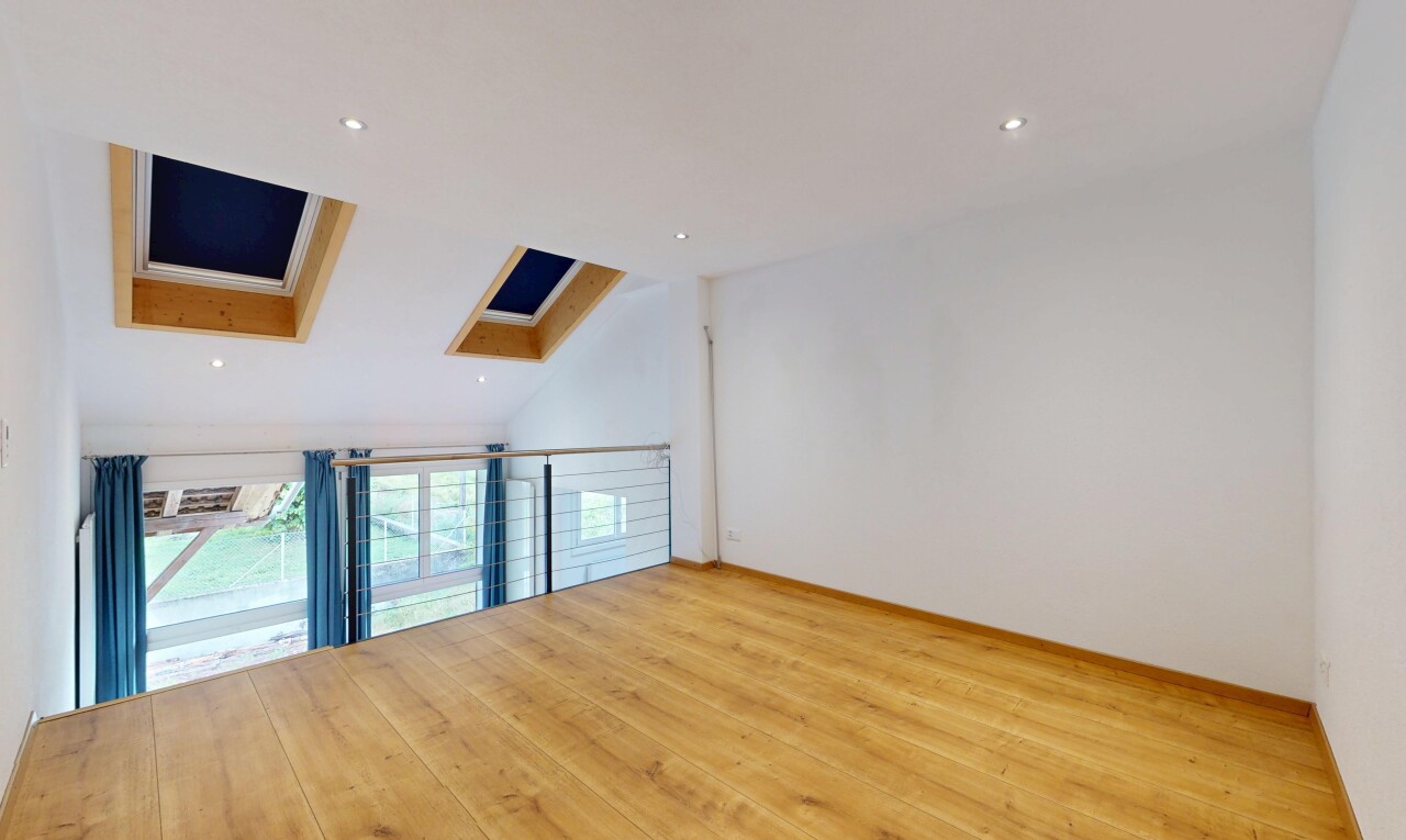 pièce vide avec plafond voûté, vaulted ceiling, lumière naturelle, natural light, et inside property