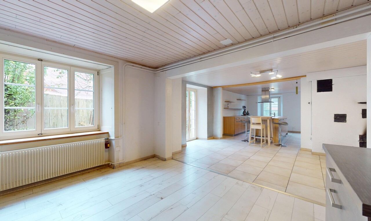 salle à manger avec radiateur, lumière naturelle, natural light, inside property, et cloison sèche