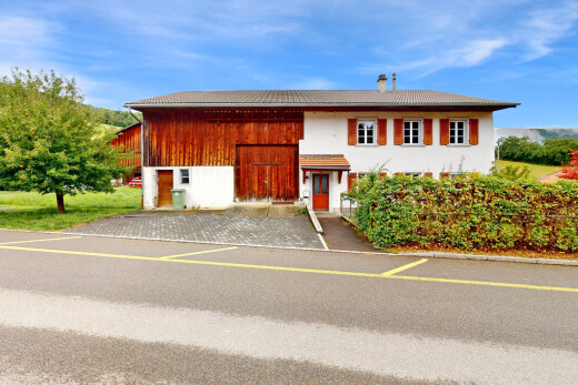 façade avec day time, property visible, bardage vertical, toit en tuiles, et structure extérieure