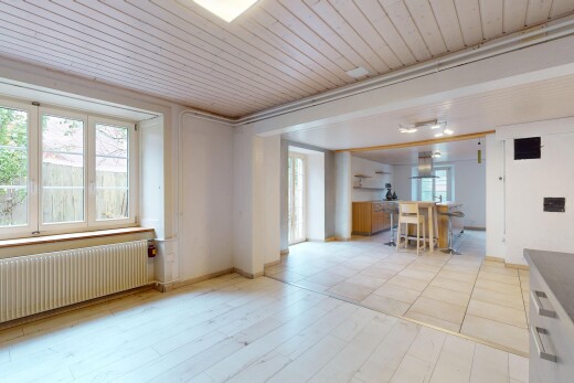salle à manger avec radiateur, lumière naturelle, natural light, inside property, et cloison sèche