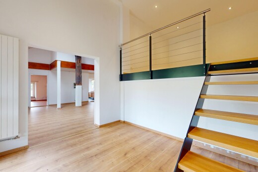 pièce vide avec sol en finition bois, wood finish floor, cloison sèche, drywall, et plinthes murales