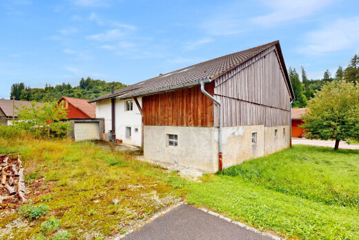 außenansicht mit vertikale verkleidung, betonfundament, day time, property visible, und holzverkleidung
