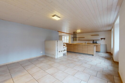 cuisine avec lumière naturelle, natural light, plinthes murales, baseboards wall, et plans de travail