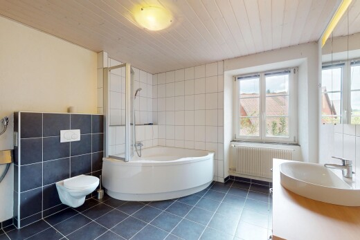 salle de bains avec mur en carrelage, tile wall, salle de bain complète, sol en carrelage, et tile floor