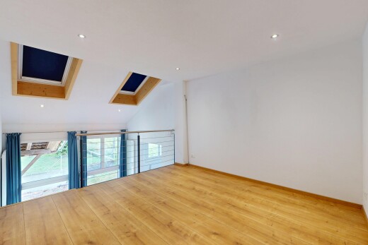 pièce vide avec plafond voûté, vaulted ceiling, lumière naturelle, natural light, et inside property