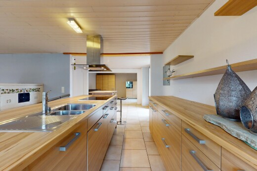 cuisine avec étagères ouvertes, cloison sèche, drywall, hotte, et inside property