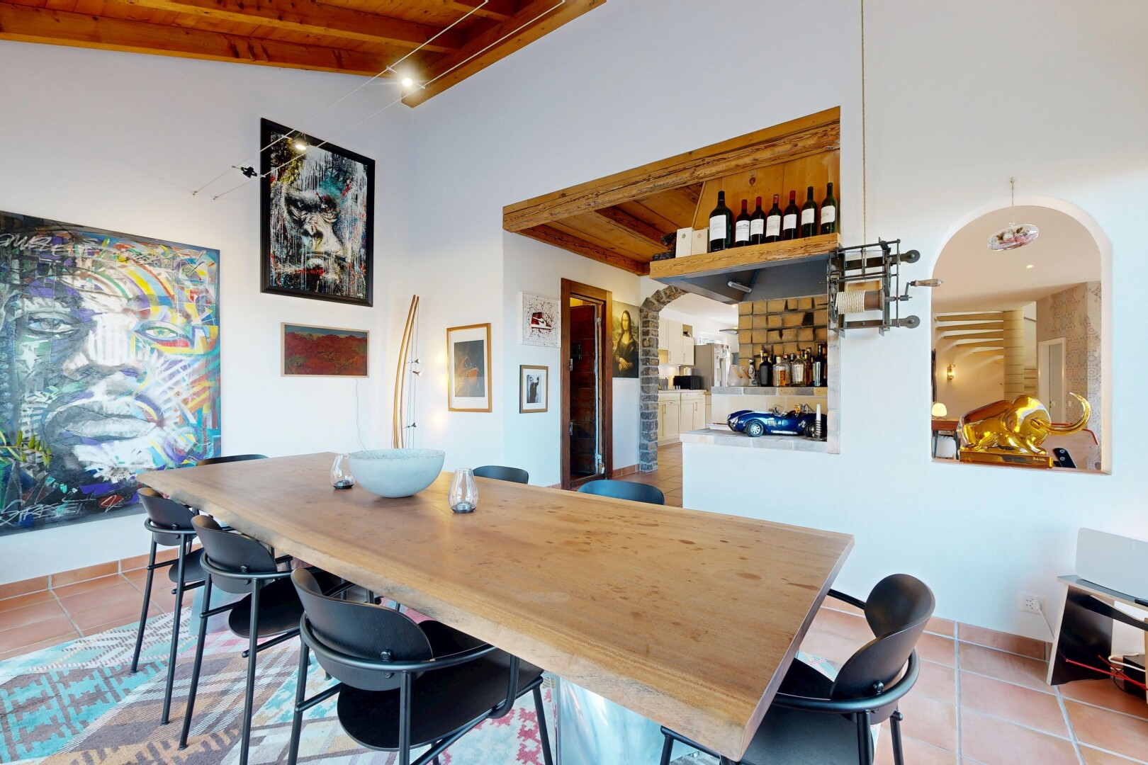 salle à manger avec sol en carrelage, tile floor, cloison sèche, drywall, et inside community