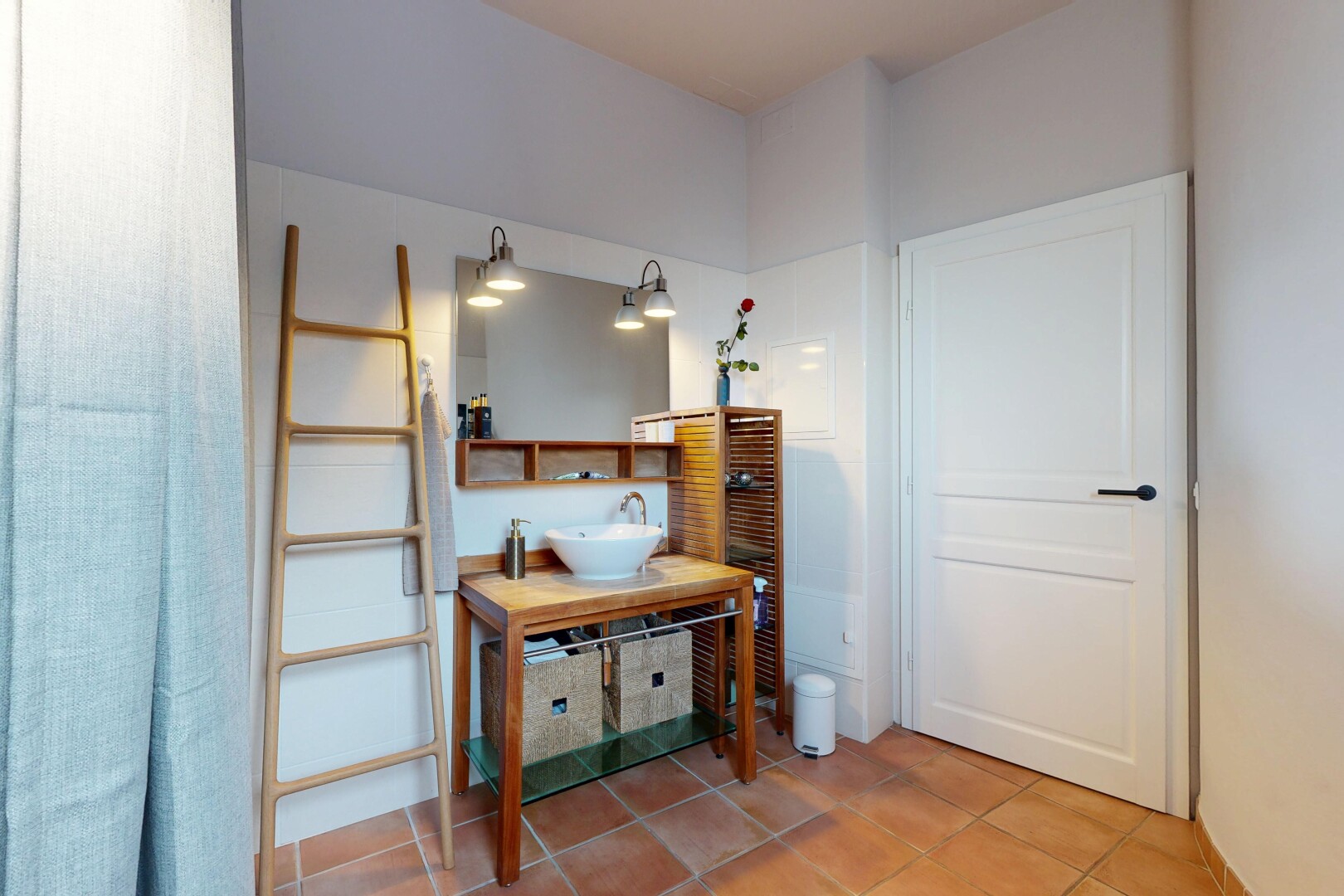 couloir avec sol en carrelage, tile floor, inside property, cloison sèche, et drywall