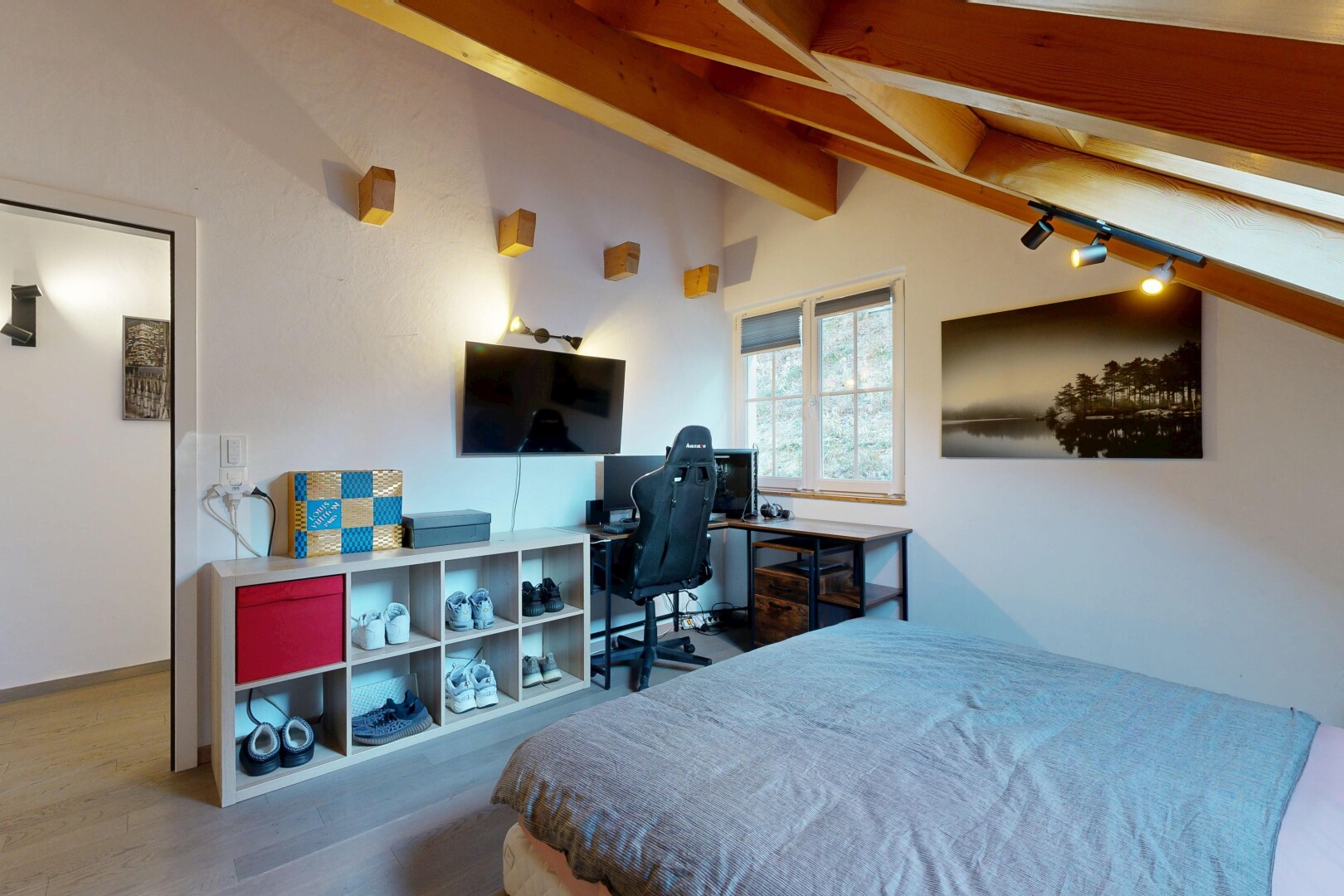 chambre avec télévision, plafond voûté, vaulted ceiling, lumière naturelle, et natural light