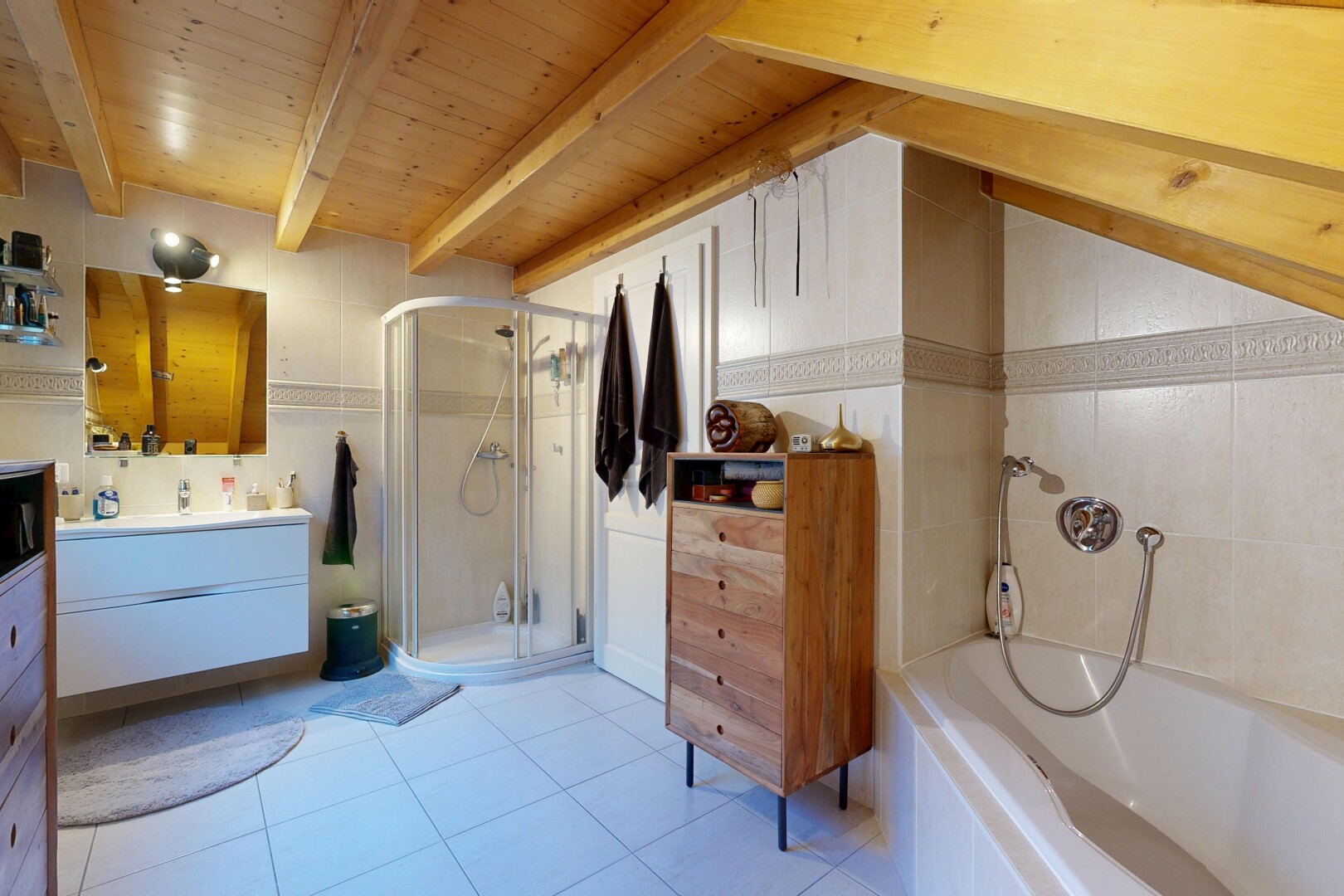 salle de bains avec douche, lavabo (ou coiffeuse selon le contexte), salle de bain complète, miroir, et tile floor