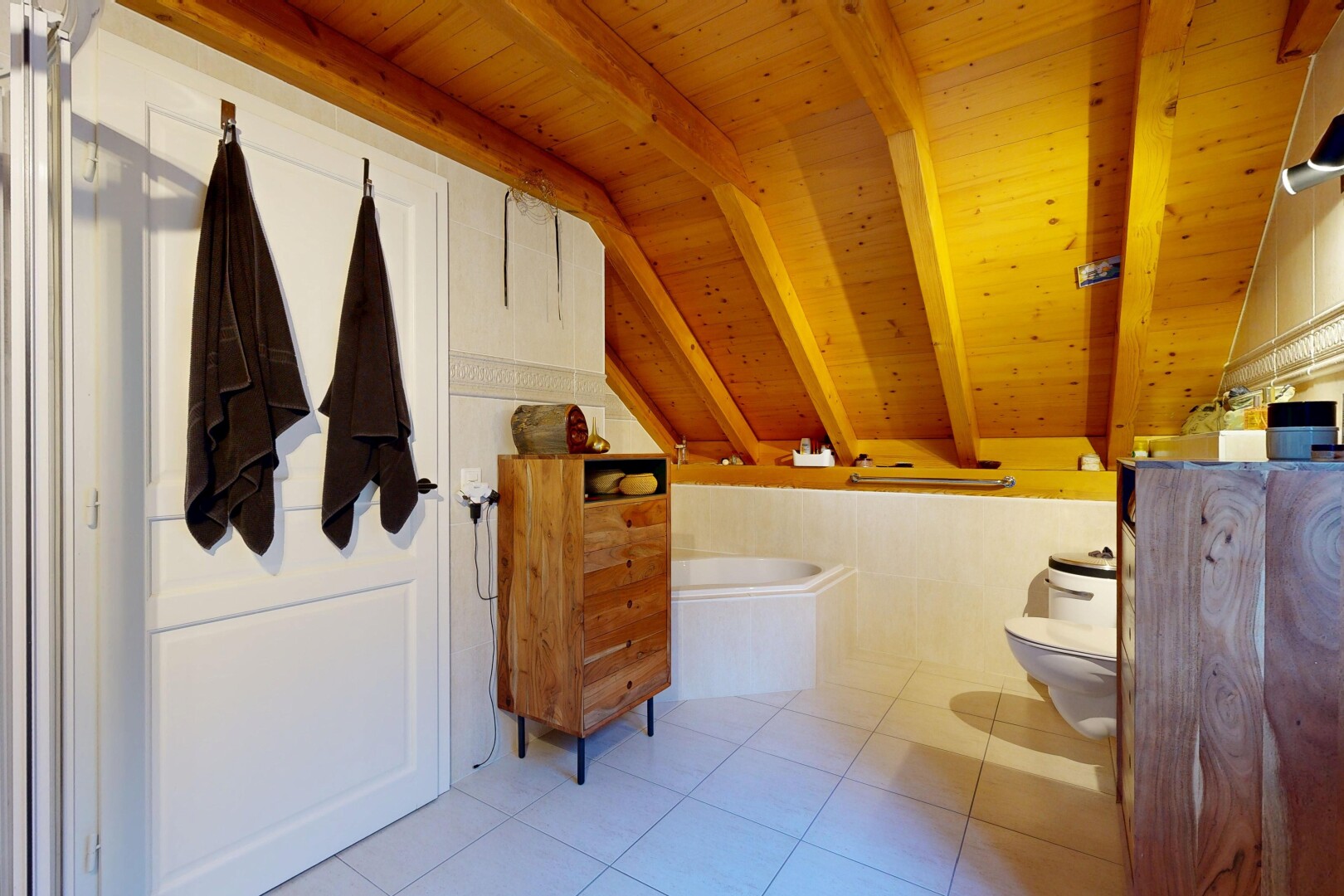 salle de bains avec plafond voûté, vaulted ceiling, plafond à poutres, beamed ceiling, et salle de bain complète