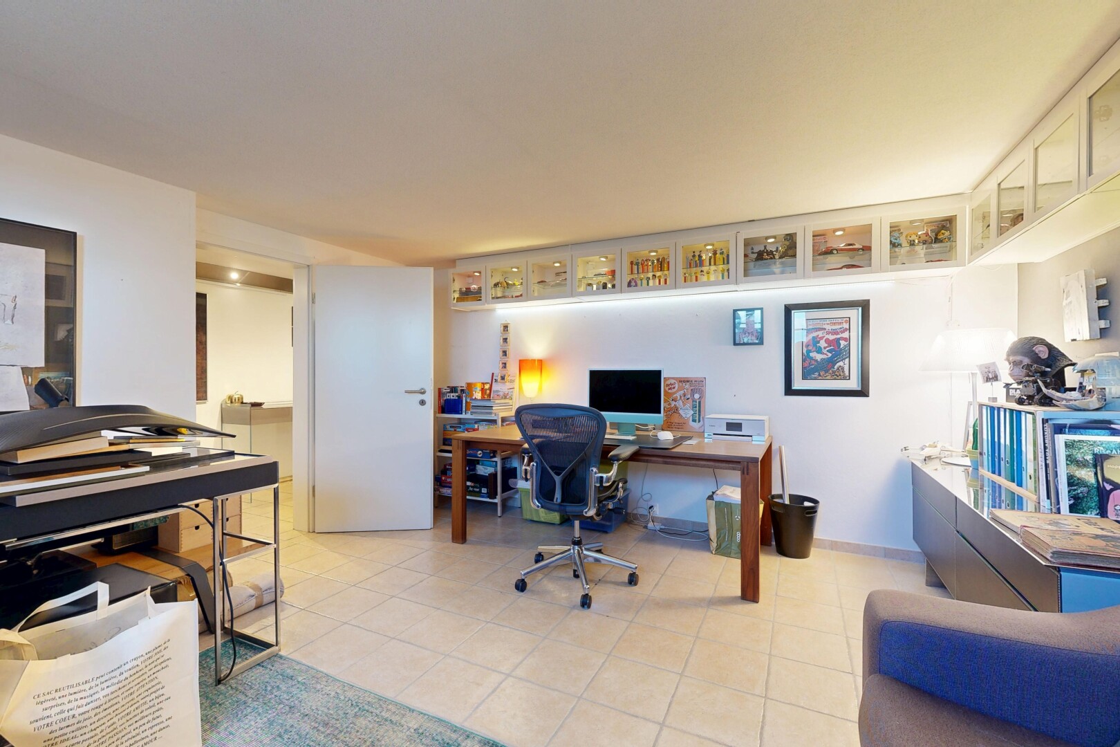 bureau avec espace bureau, cloison sèche, drywall, inside property, et sol en carrelage