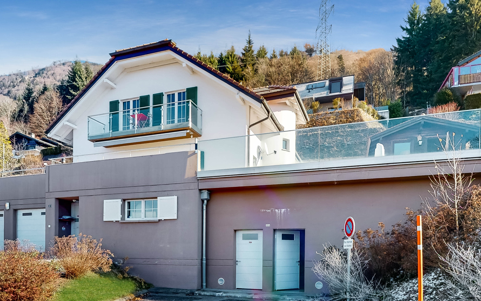 façade avec day time, bardage en stuc, balcon, et property visible