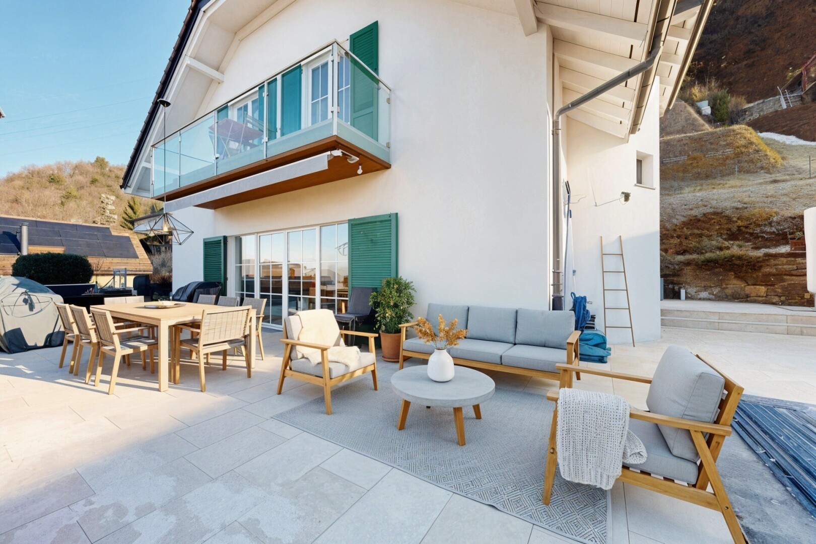 terrasse avec coin repas extérieur, balcon, day time, espace de vie extérieur, et property visible