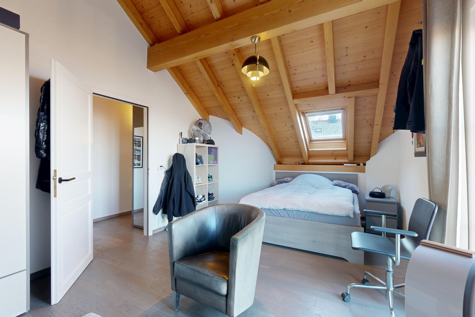 chambre avec plafond en bois, wood ceiling, cloison sèche, drywall, et inside property
