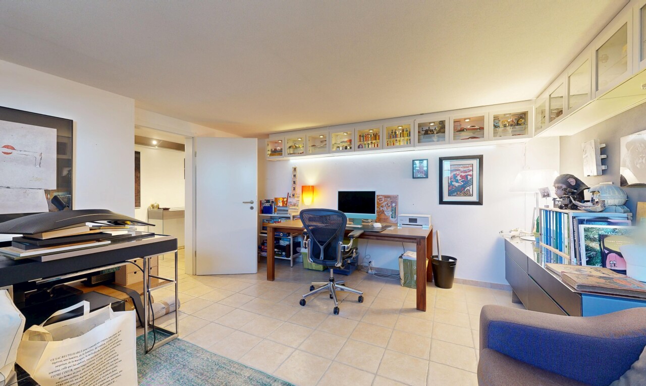 bureau avec espace bureau, cloison sèche, drywall, inside property, et sol en carrelage
