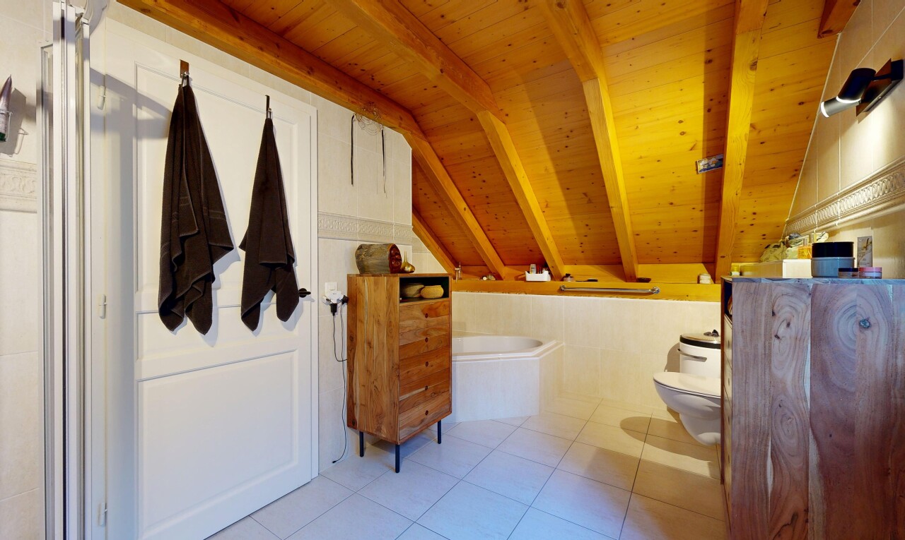 salle de bains avec plafond voûté, vaulted ceiling, plafond à poutres, beamed ceiling, et salle de bain complète