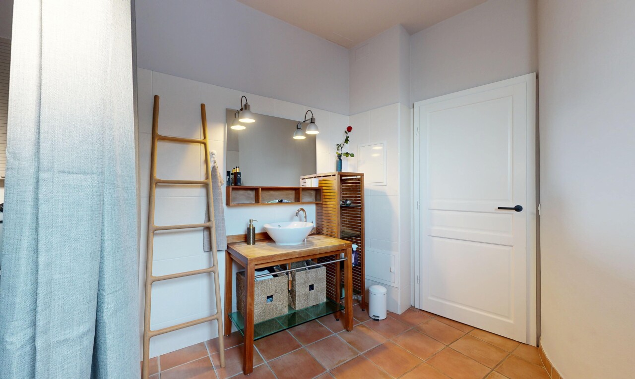 couloir avec sol en carrelage, tile floor, inside property, cloison sèche, et drywall