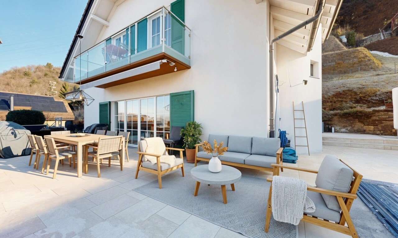 terrasse avec coin repas extérieur, balcon, day time, espace de vie extérieur, et property visible