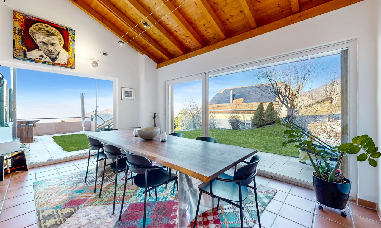 salle à manger avec day time, plafond en bois, wood ceiling, sol en carrelage, et tile floor