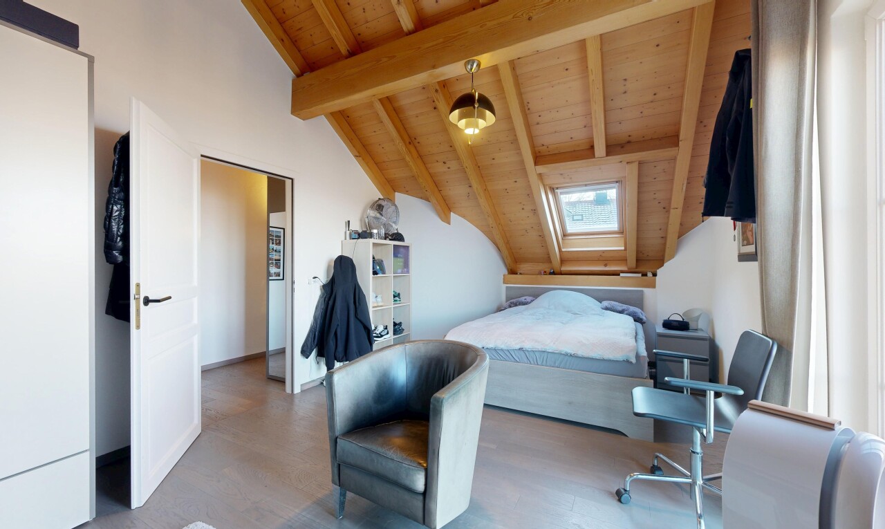 chambre avec plafond en bois, wood ceiling, cloison sèche, drywall, et inside property