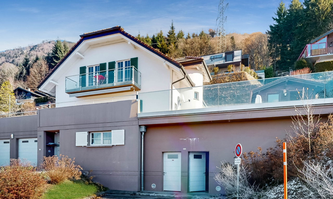 façade avec day time, bardage en stuc, balcon, et property visible