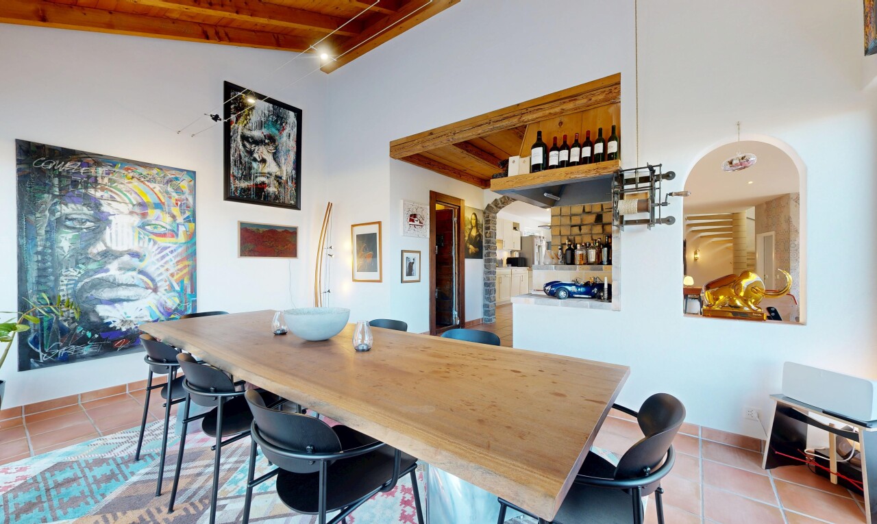 salle à manger avec sol en carrelage, tile floor, cloison sèche, drywall, et inside community