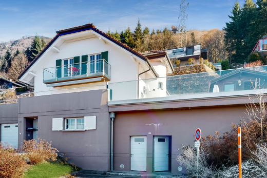 façade avec day time, bardage en stuc, balcon, et property visible