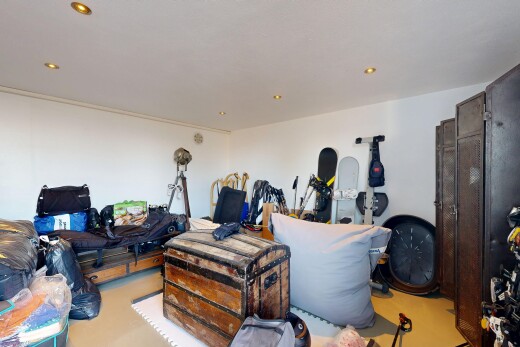 salon avec cloison sèche, drywall, éclairage encastré, recessed lighting, et inside property