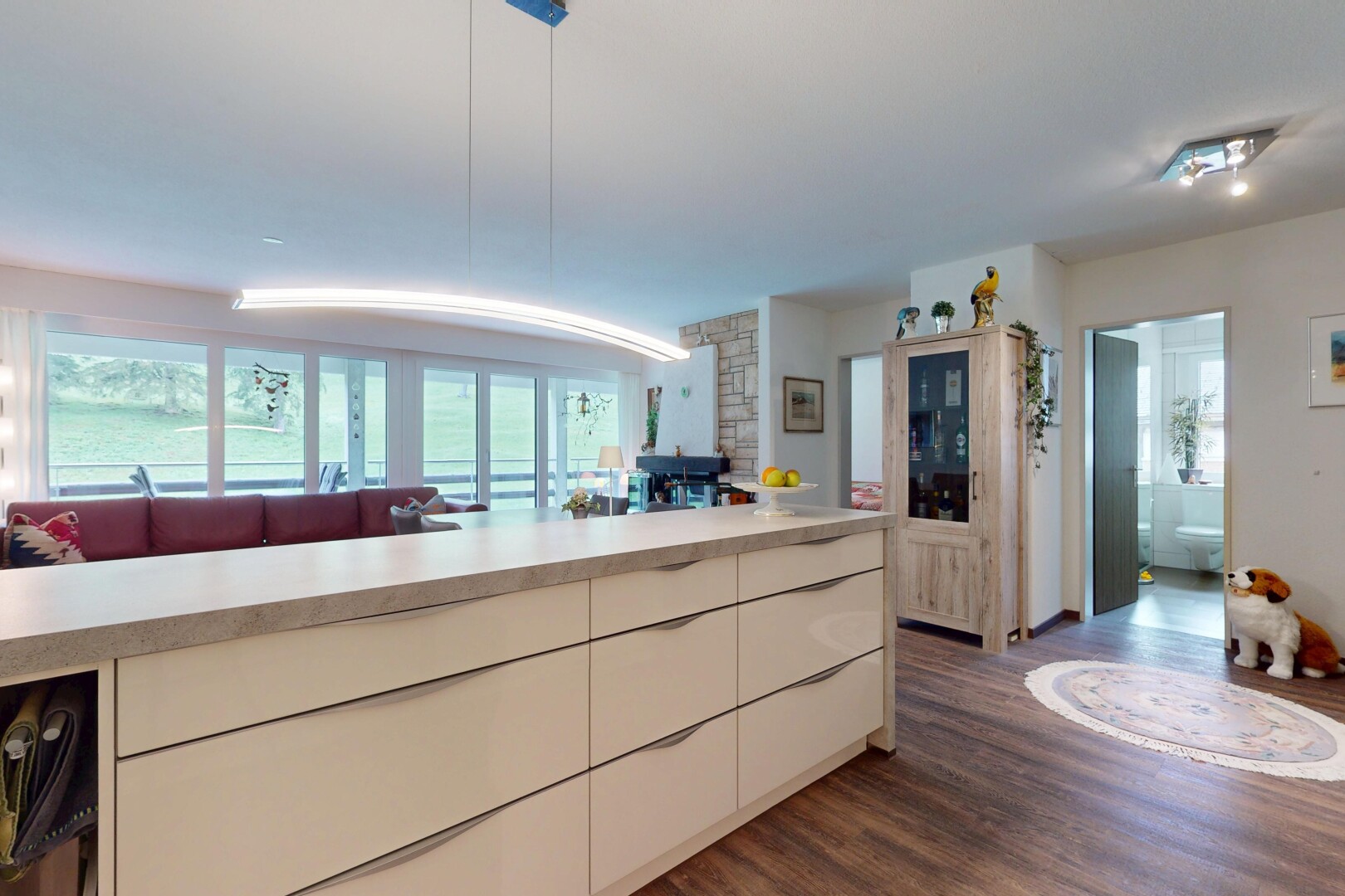 küche mit inside property, holzfußboden, wood finish floor, arbeitsplatten, und natürliches licht