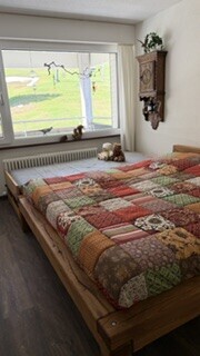 zimmer / schlafzimmer mit holzfußboden, wood finish floor, natürliches licht, natural light, und kühler