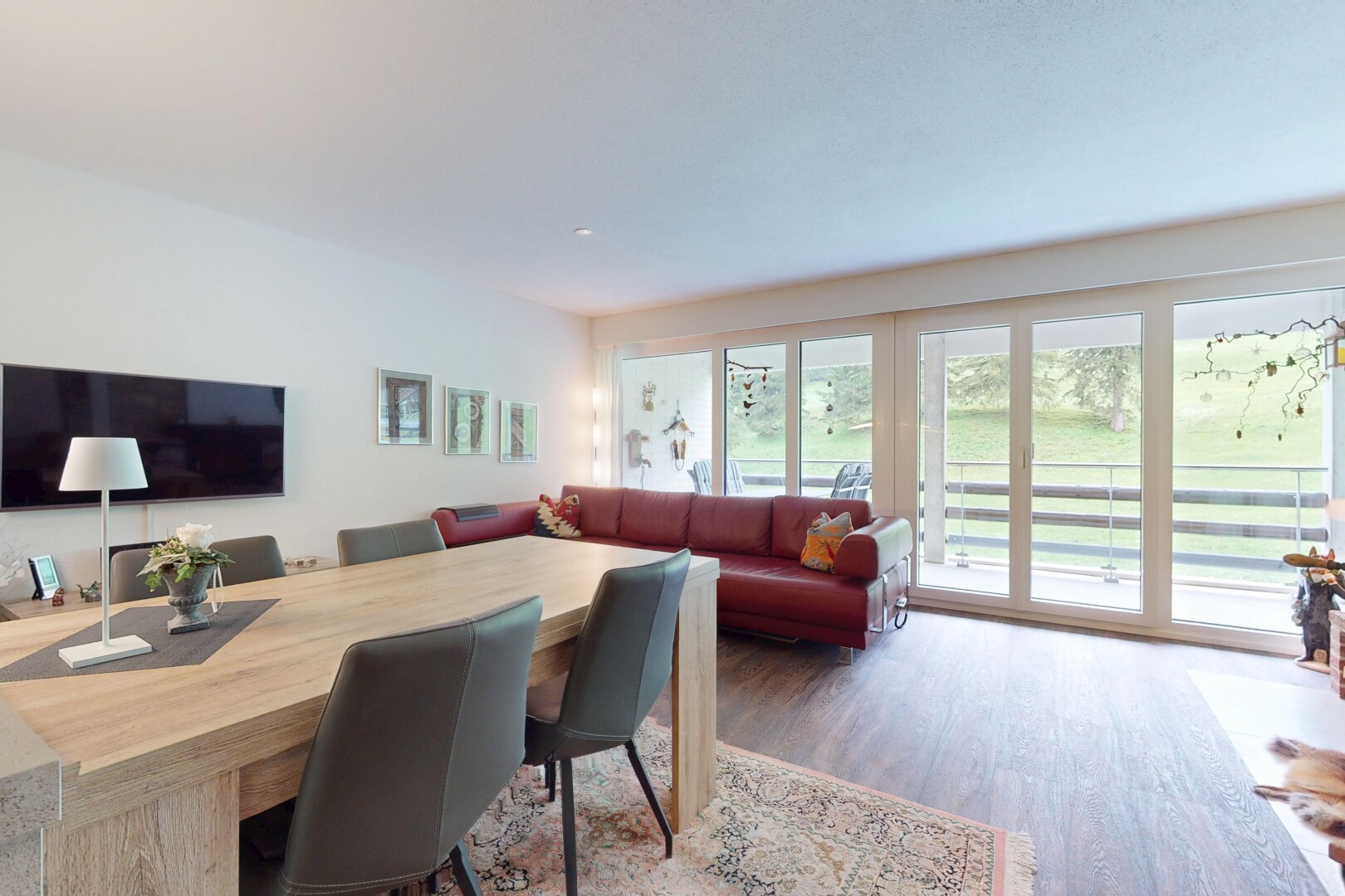 wohn- / esszimmer mit fernseher, inside property, holzfußboden, wood finish floor, und natürliches licht