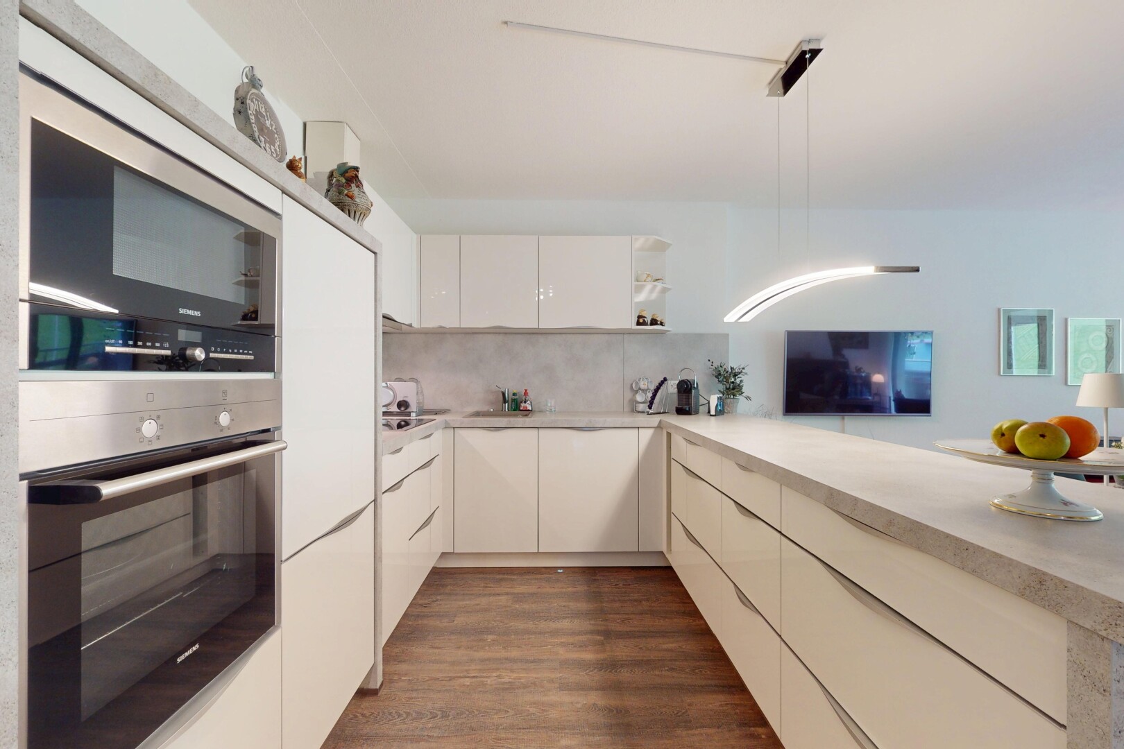 küche mit fernseher, ofen, küchenrückwand beim herd, küchenrückwand beim Herd, und inside property