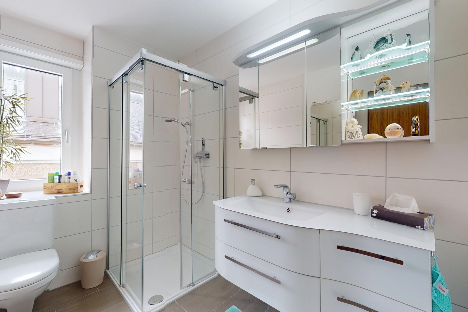 bad mit waschbecken, tile shower, fliesenwand, tile wall, und schminktisch